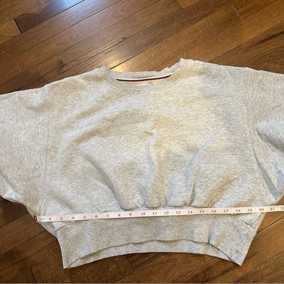 Aritzia TNA grey heathered cropped sweatshirt size medium - Picture 8 of 10